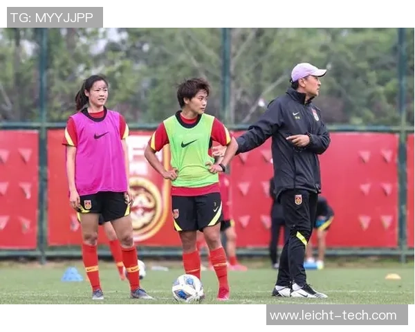 中超女足球星展现风采 助力女足崛起成就梦想 中超女足球星展现风采 助力女足崛起成就梦想