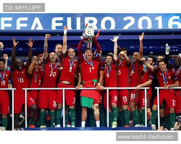 足坛巨星风采汇聚展现世界顶级球员的荣耀瞬间 足坛巨星风采汇聚展现世界顶级球员的荣耀瞬间