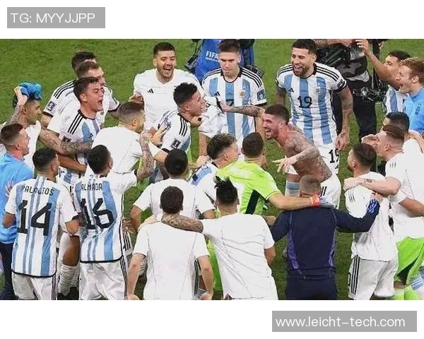 足球历史上的传奇巨星们：从贝利到梅西的巅峰之路与时代交替